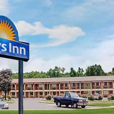 Days Inn By Wyndham Newport News Esterno foto