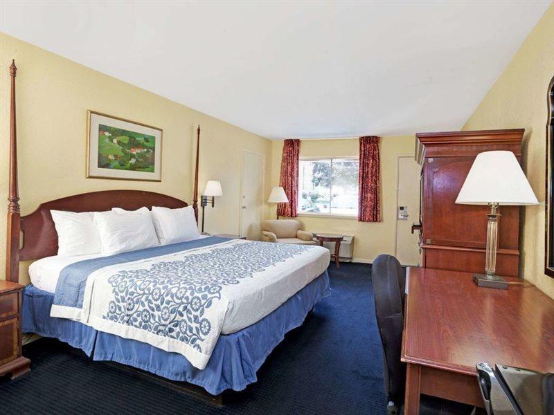 Days Inn By Wyndham Newport News Esterno foto