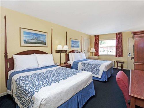 Days Inn By Wyndham Newport News Esterno foto
