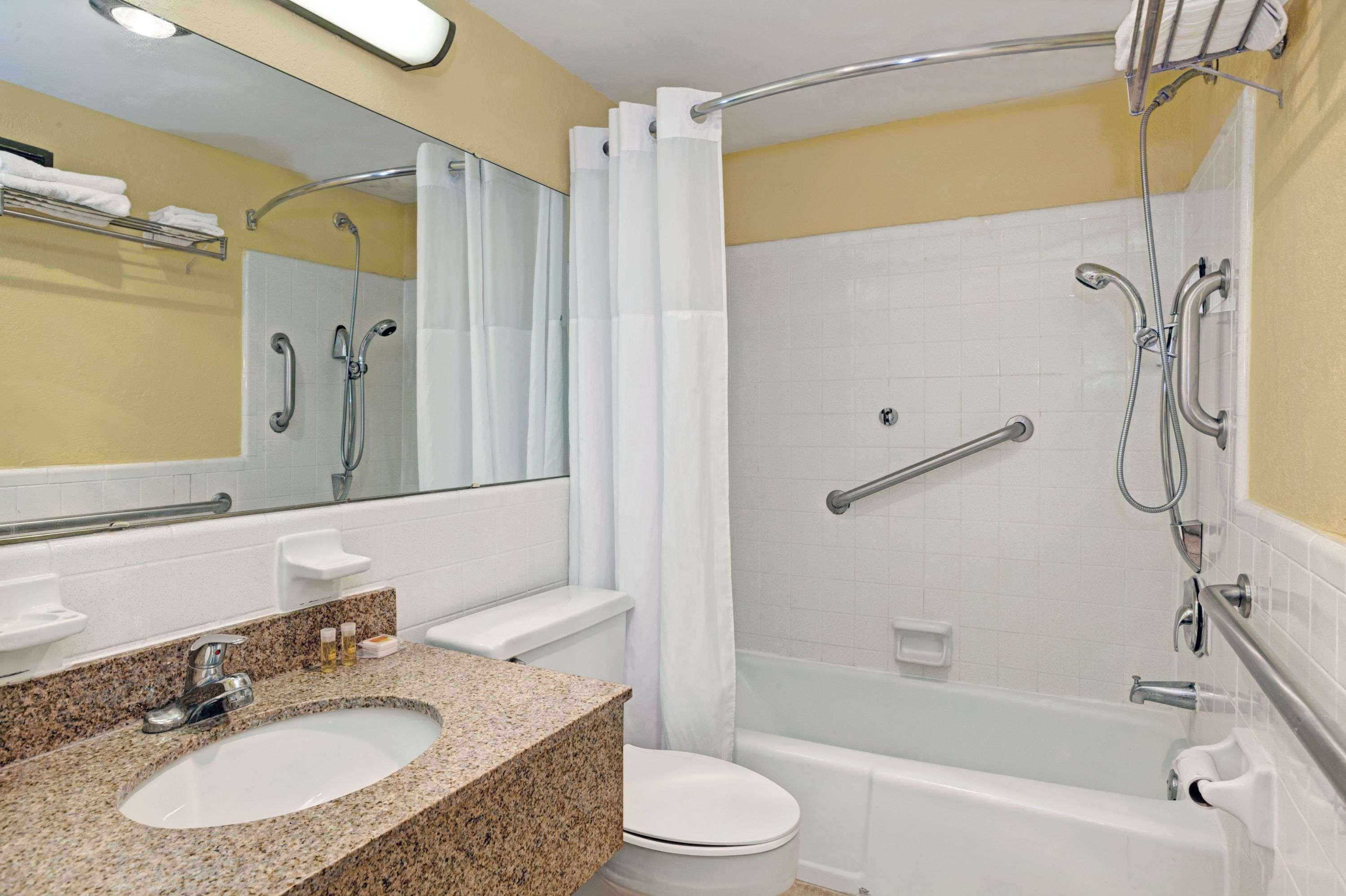 Days Inn By Wyndham Newport News Esterno foto
