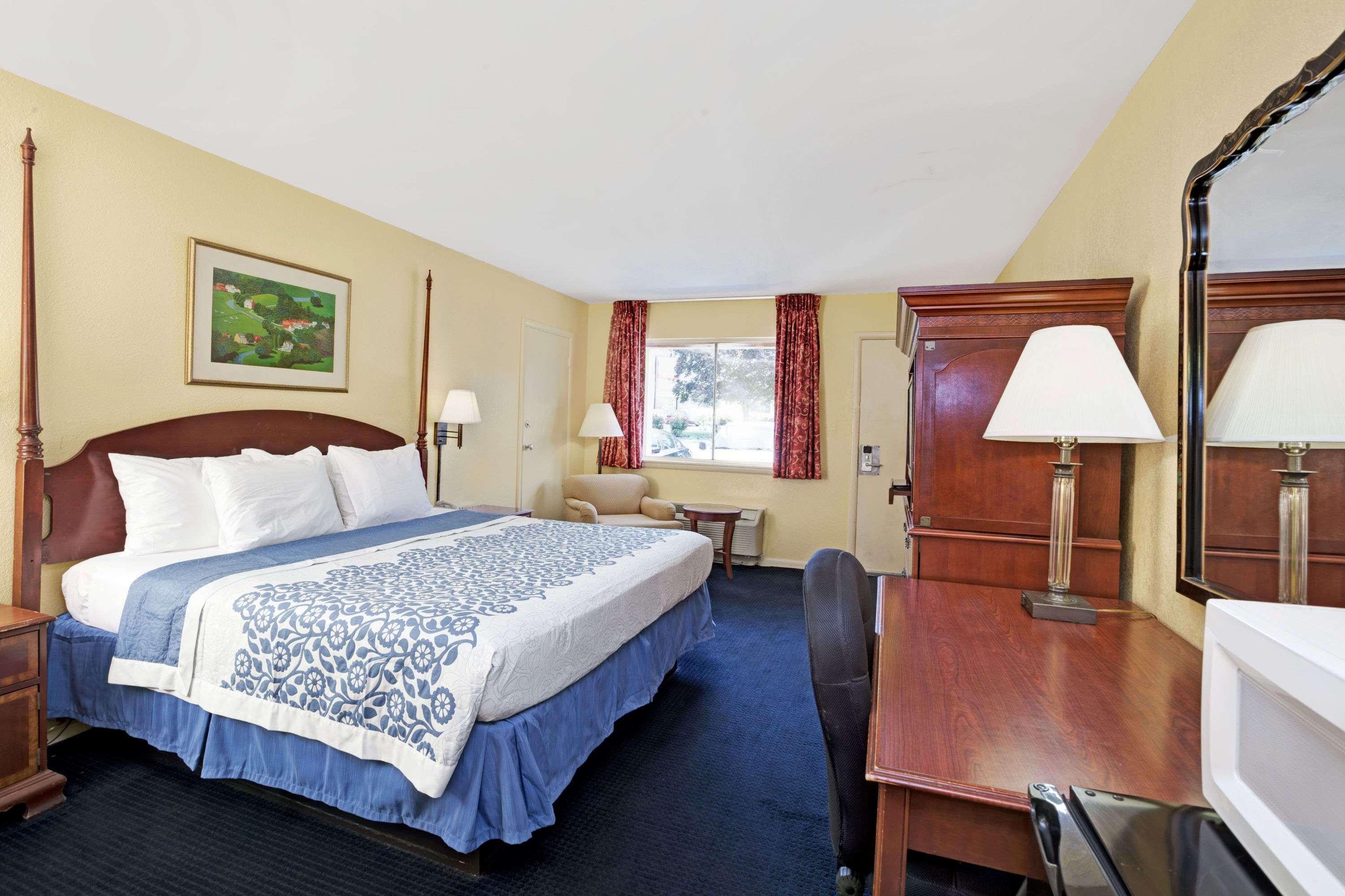 Days Inn By Wyndham Newport News Esterno foto