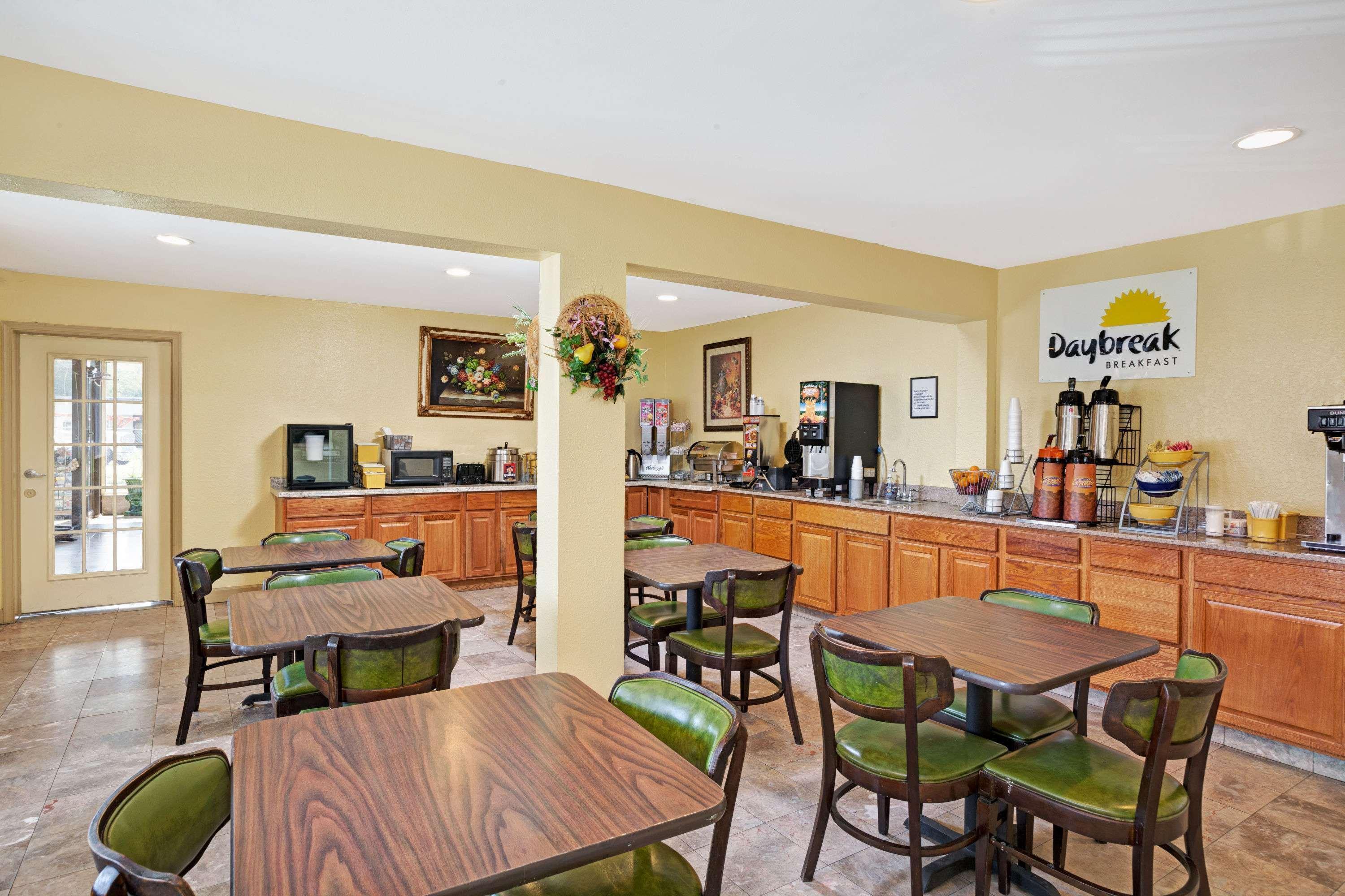 Days Inn By Wyndham Newport News Esterno foto