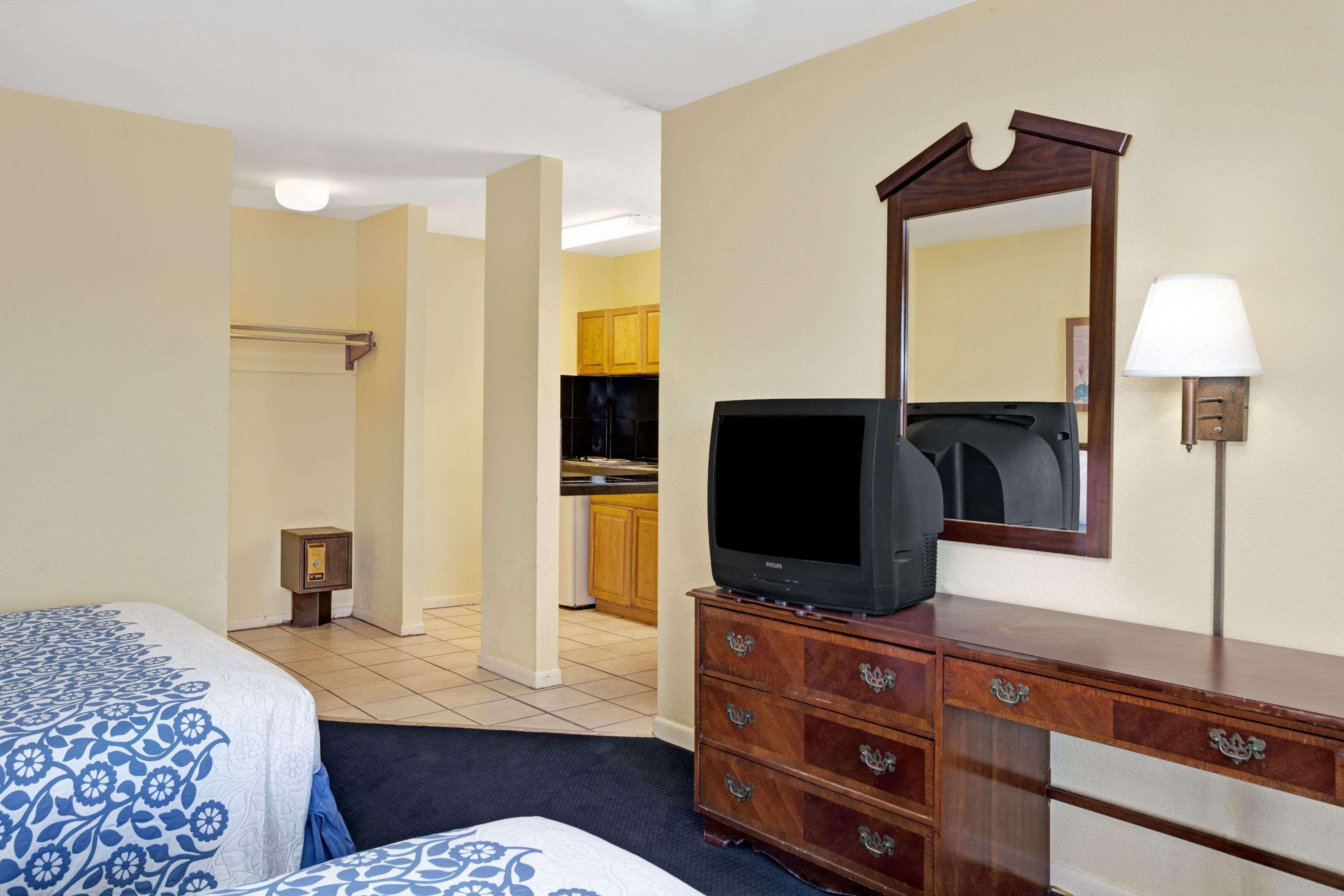 Days Inn By Wyndham Newport News Esterno foto