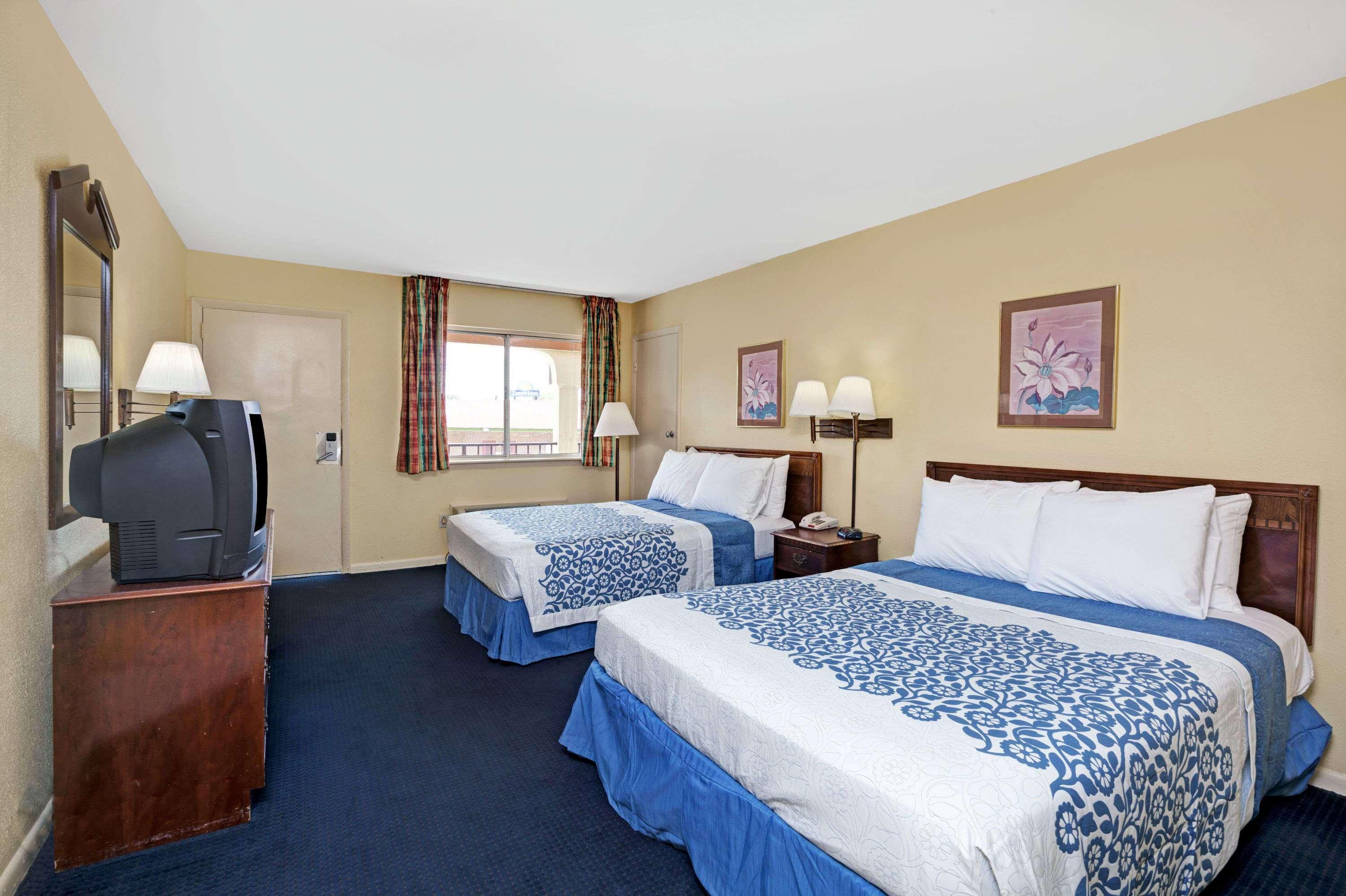 Days Inn By Wyndham Newport News Esterno foto