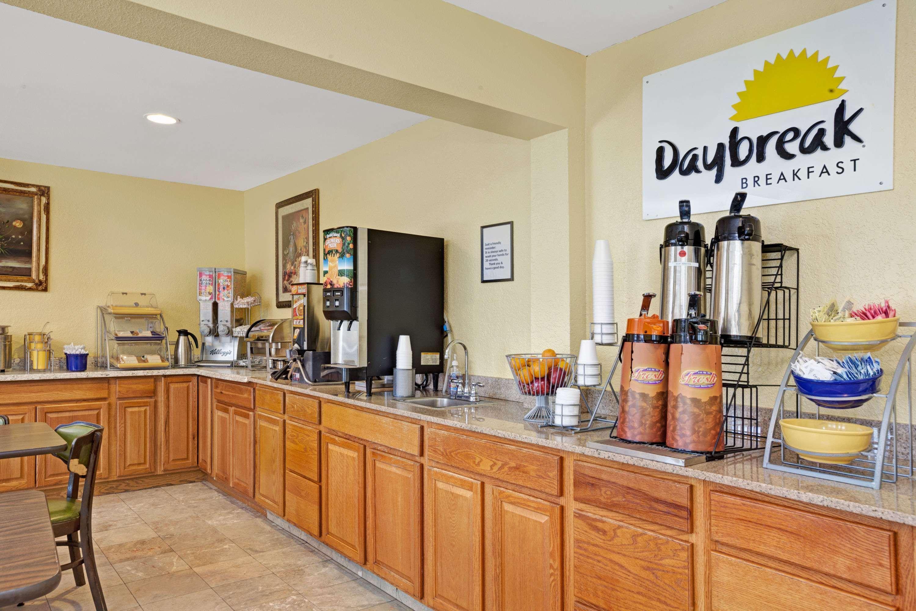 Days Inn By Wyndham Newport News Esterno foto