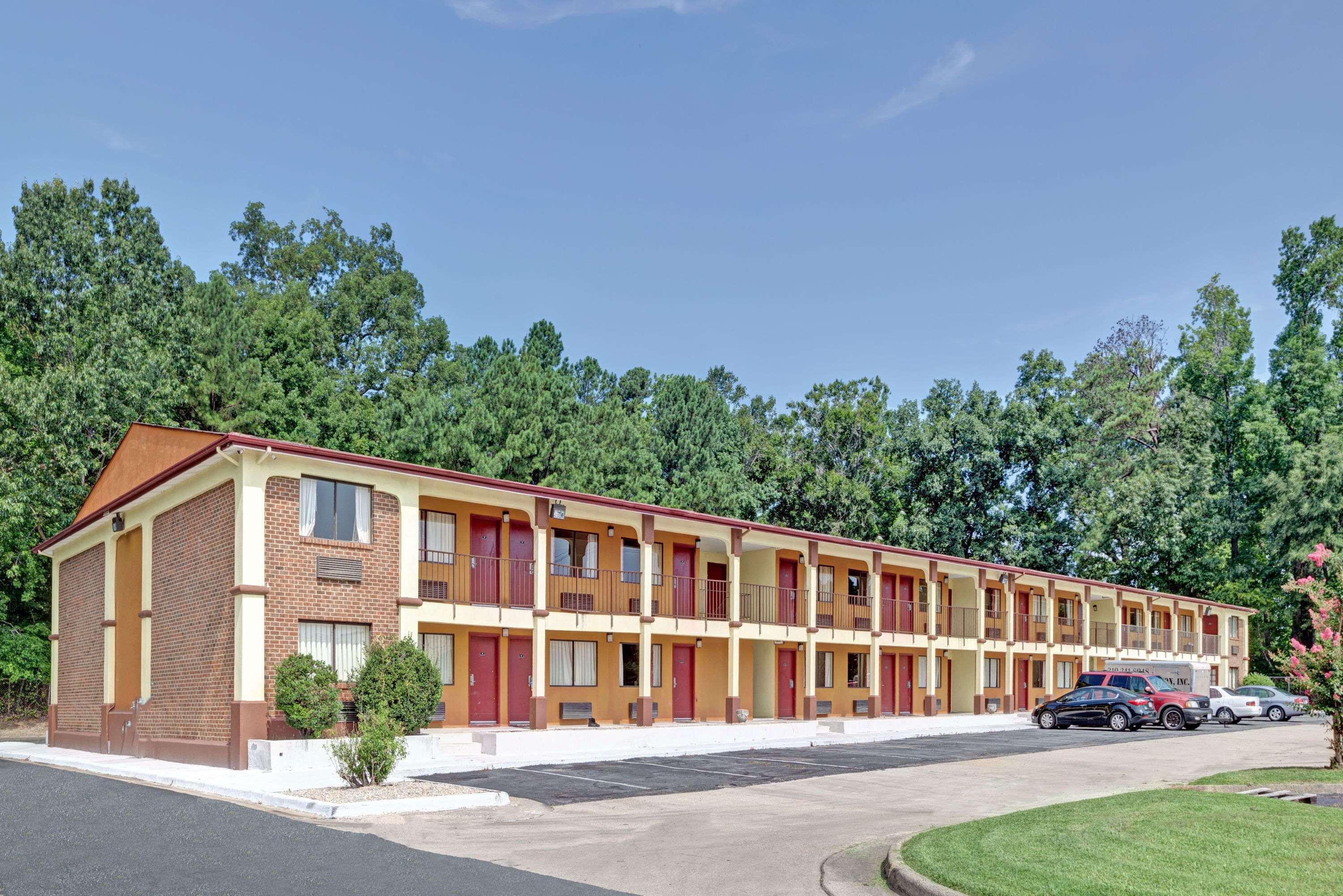Days Inn By Wyndham Newport News Esterno foto