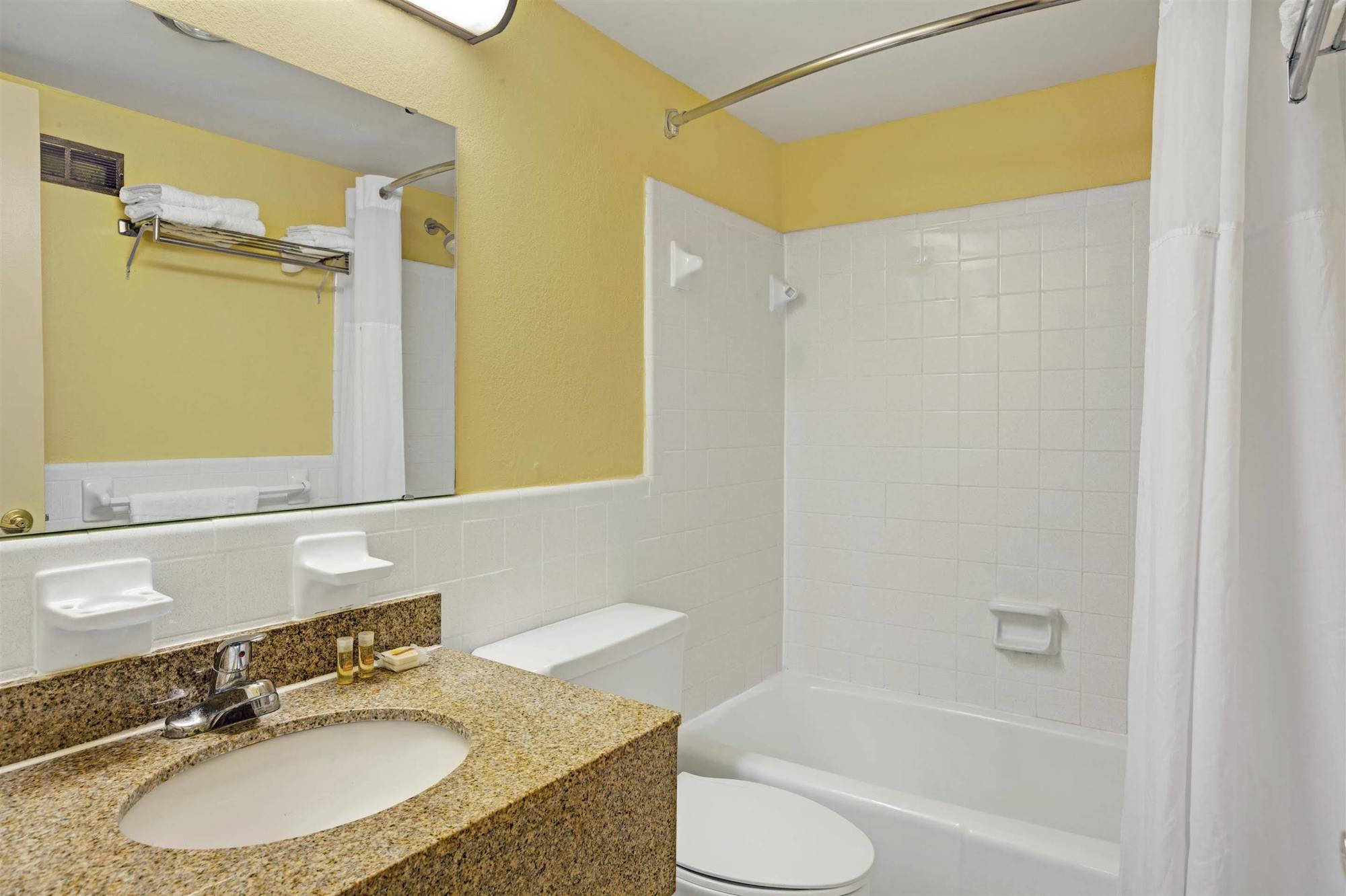 Days Inn By Wyndham Newport News Esterno foto