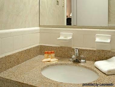 Days Inn By Wyndham Newport News Esterno foto